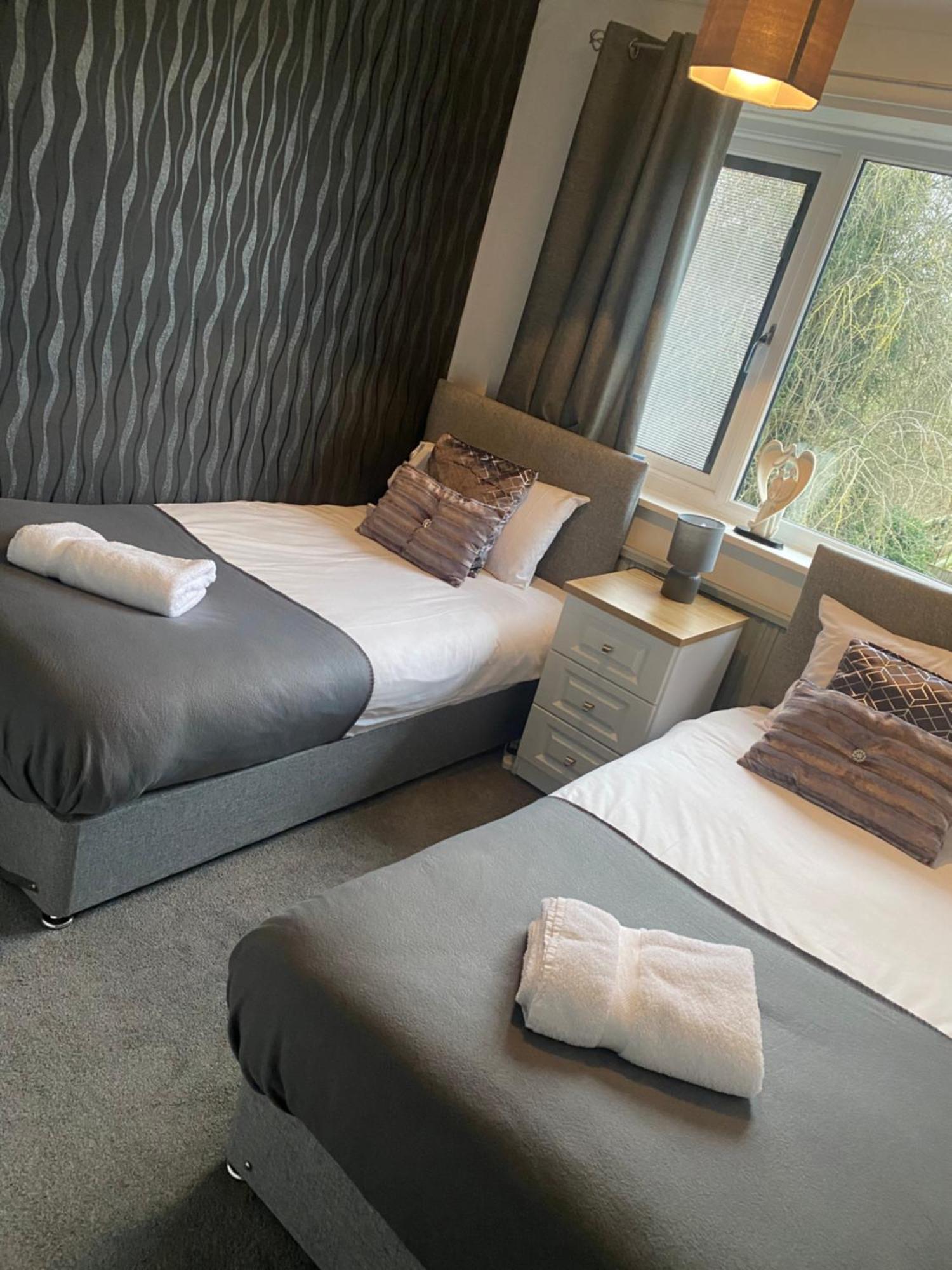 The Brook House - Spacious 3 Bed Home From Home In Burton Eksteriør bilde